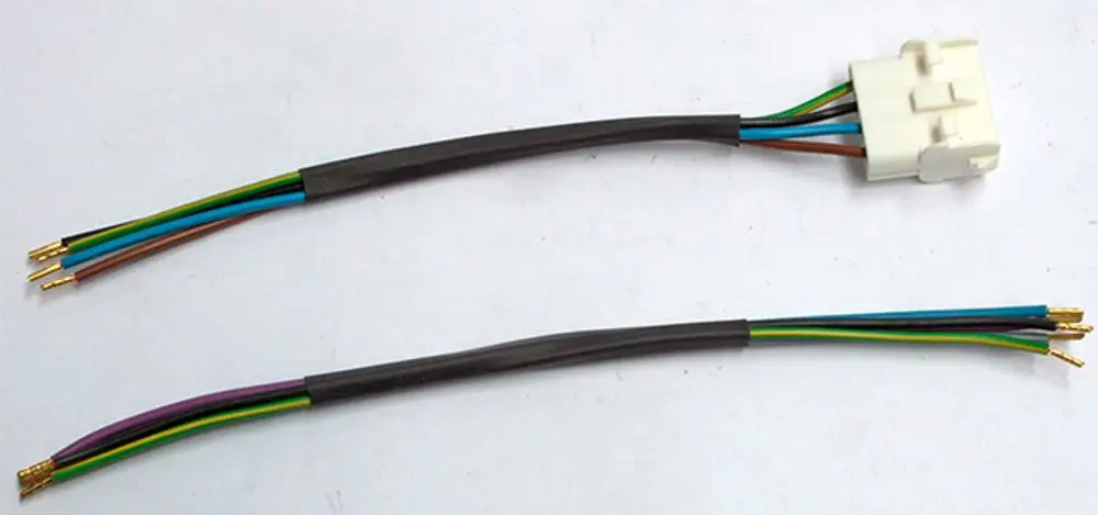 Kabelsatz mit Stecker und mehreren farbigen Litzen für die Verbindung von Daikin-Geräten, geeignet für ROTEX A1 Öl-Brennwertanlagen bis Baujahr 2018.